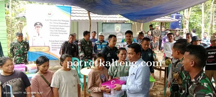 Ringankan Beban Warga, Bupati Balangan Bagikan Paket Sembako di Desa Mamigang