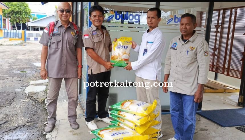 Moment Ramadhan, Ormas Ratu Prabu Terima Bantuan dari Bulog Barito Utara