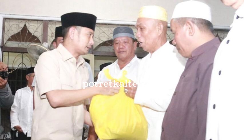 Wali Kota Palangka Raya Salurkan 2.000 Paket Sembako untuk Korban Banjir di Mendawai