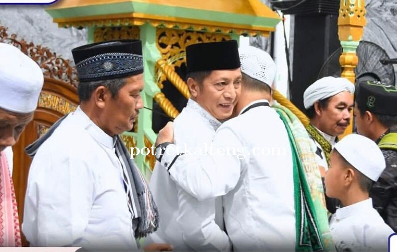 Pj. Bupati Barito Utara Pimpin Sholat Idul Fitri di Masjid Jami bersama Warga