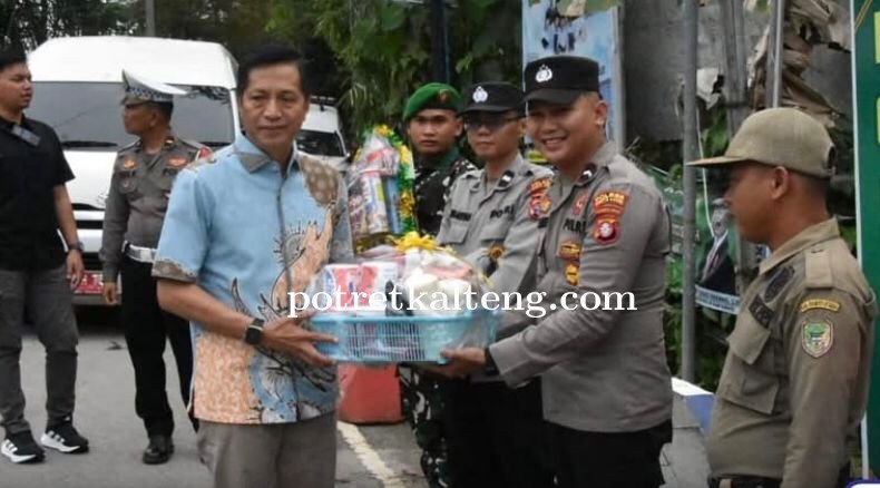 Pj. Bupati Barito Utara, Drs. Muhlis Tinjau Pos Ops Ketupat Telabang 2025
