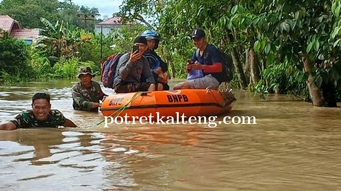 Jalan Terendam Banjir, TNI dan BPBD Bantu Warga Menyeberang di Desa Mungkur Uyam, Balangan