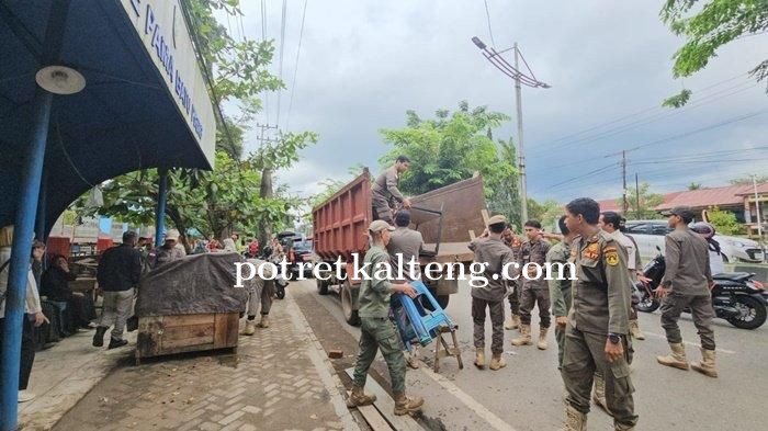 Berjualan di Trotoar, Lapak PKL di Paringin Ditertibkan Satpol PP Balangan
