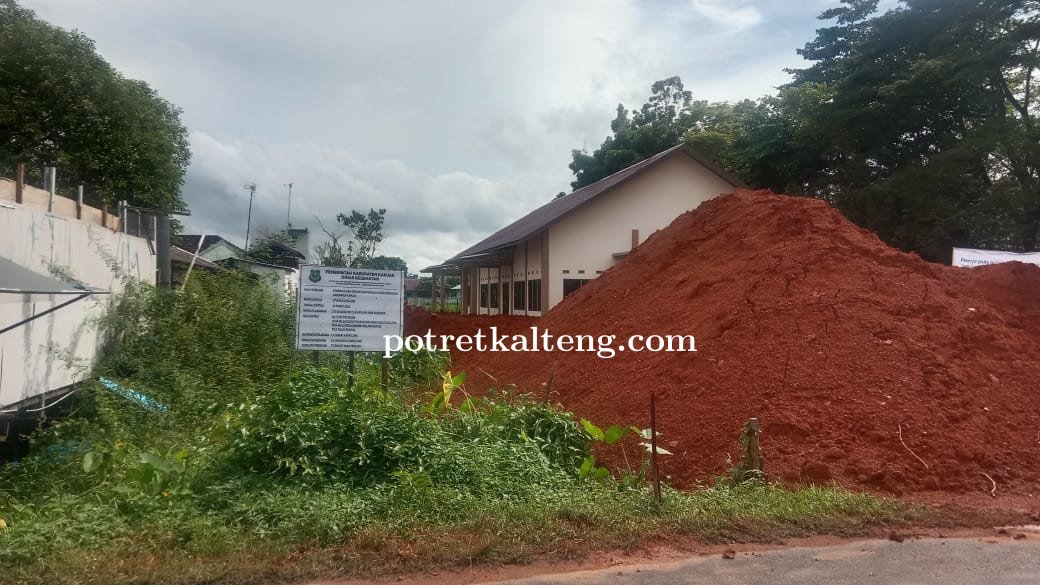 Proyek Kantor Dinkes Kapuas Disorot, Diduga Jalan Warga Rusak Dilalui Truk Bermuatan Berat
