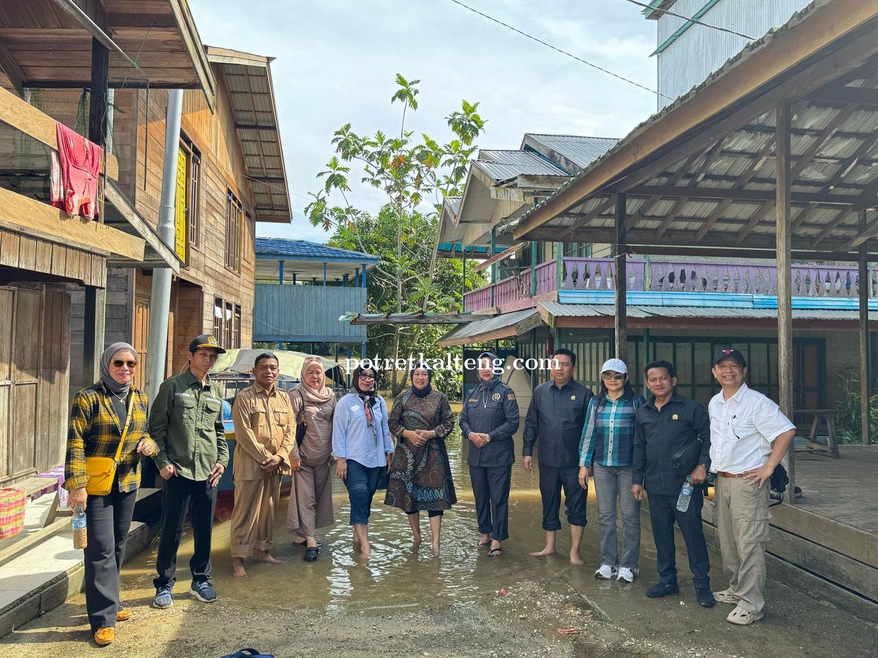 Banjir Rendam Sejumlah Titik di Barito Utara, Hj. Netty Herawati Ajak Warga Jaga Kesehatan