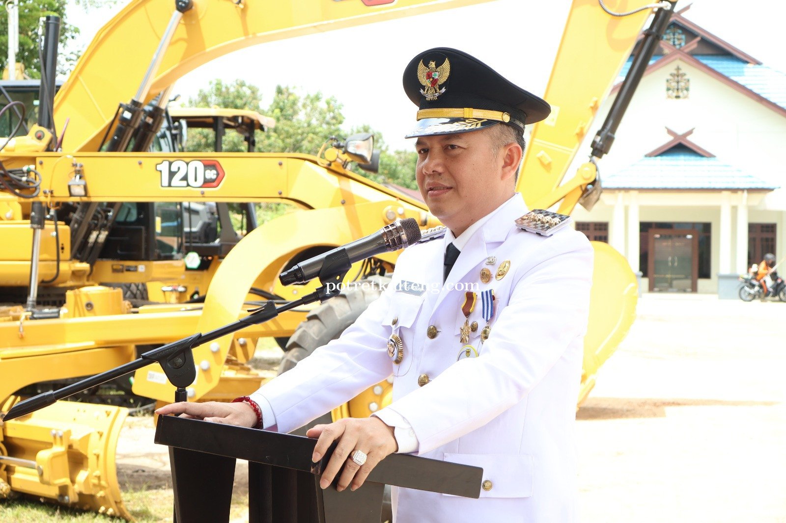 Bupati dan Wakil Bupati Gumas Uji Coba 3 Alat Berat program 100 Hari kerja
