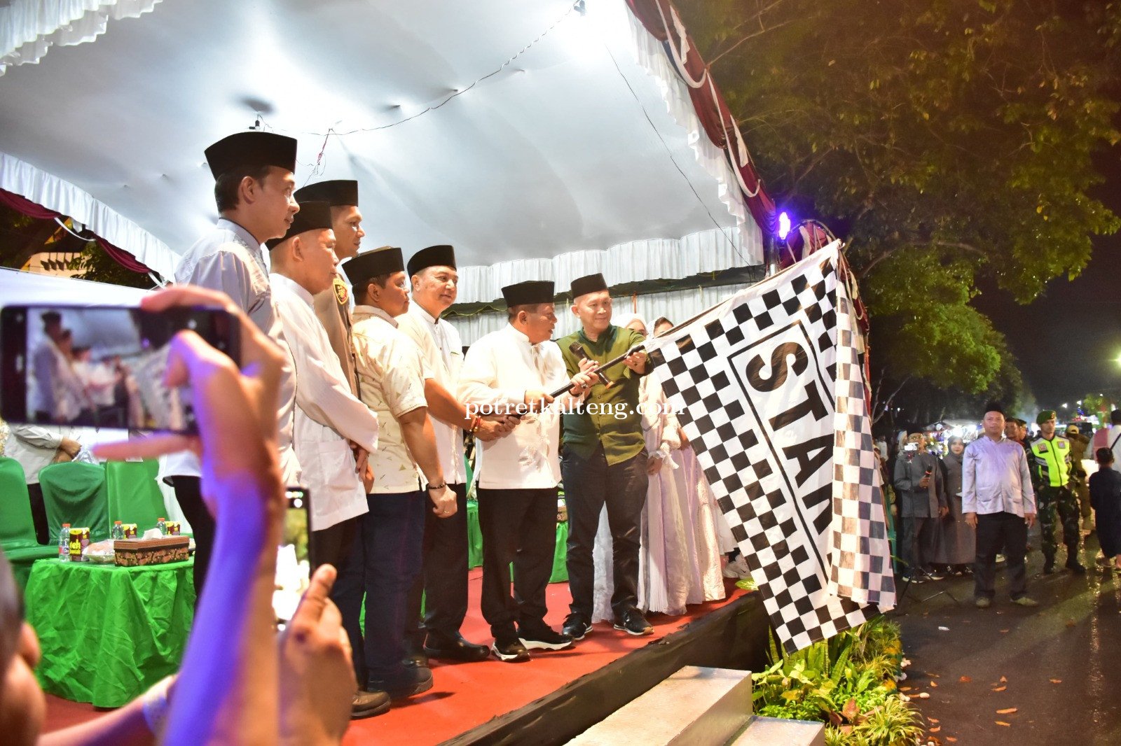 Ratusan Peserta Meriahkan Pawai Gebyar Gema Takbir Idul Fitri 1446 H di Kapuas