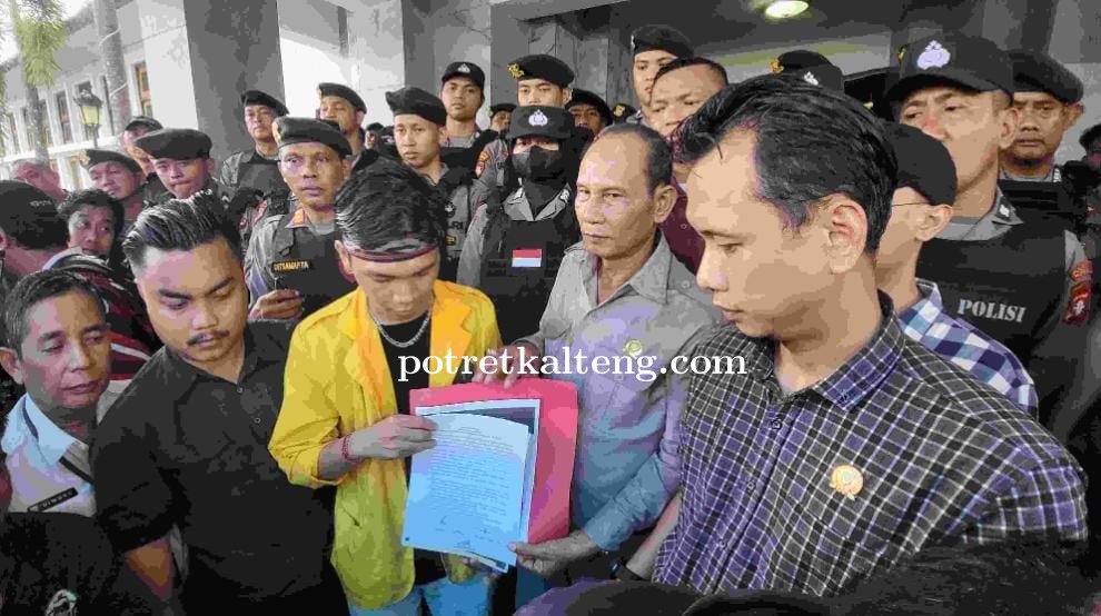 Pimpinan DPRD Kalteng Terima Aspirasi Mahasiswa di Lobi Gedung DPRD