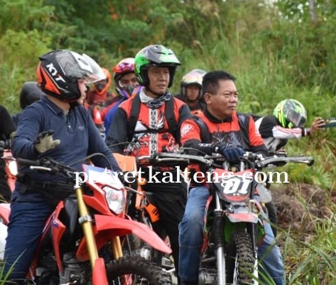 Bupati Kapuas Tinjau Jalan Rusak dengan Motor Trail