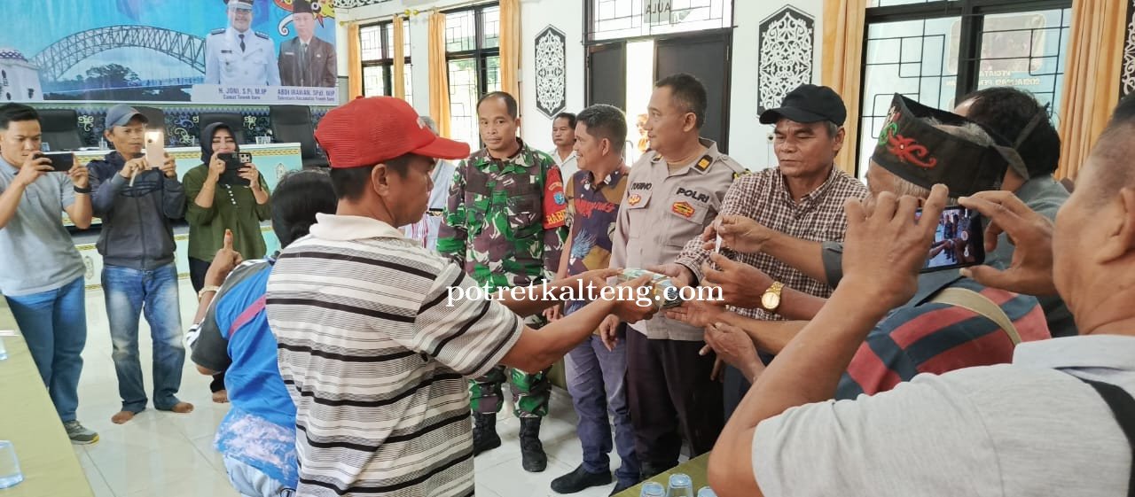 Kecamatan Teweh Baru Pantau Langsung Penyerahan Dana Hasil Kebun Sawit untuk Koperasi KMAJG