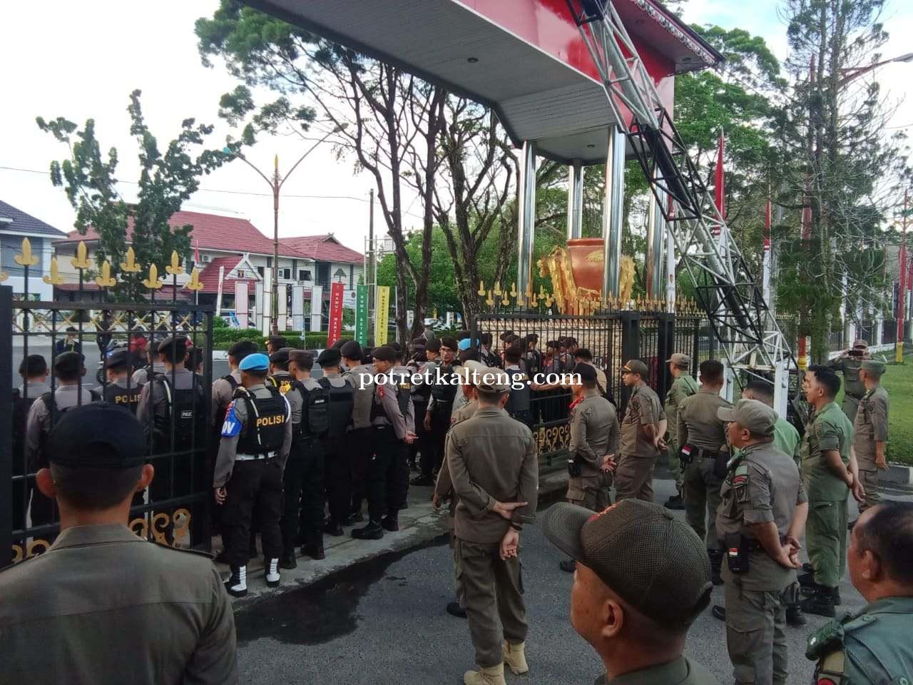 Satpol PP Kalteng Amankan Aksi Damai Evaluasi 100 Hari Kinerja Gubernur dengan Pendekatan Humanis da