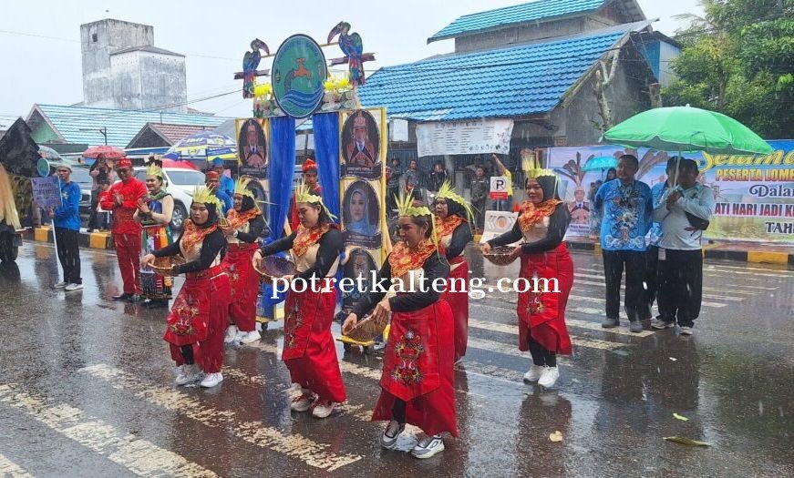 Diterpa Hujan Deras, Peserta Karnaval FDD 2025 Tetap Tampil Memukau dan Penuh Semangat