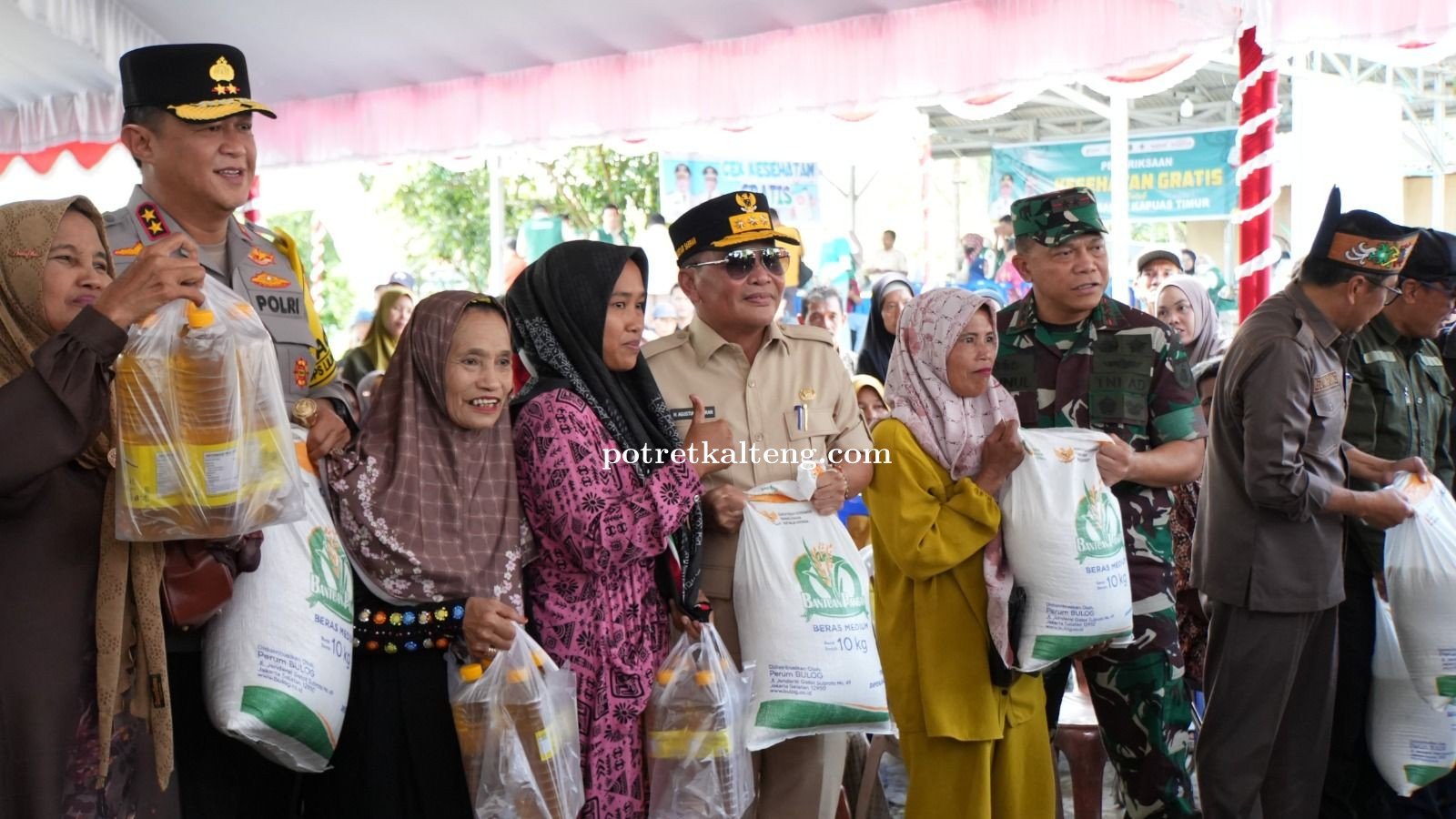 Bupati dan Wakil Bupati Kapuas Dampingi Gubernur Kalteng Tinjau Pasar Murah di Kapuas Timur