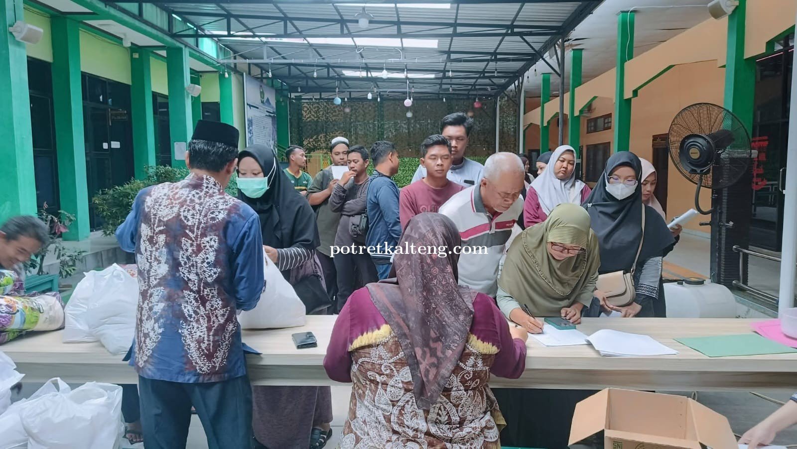 UPZ Kemenag Palangka Raya Salurkan Paket Ramadan untuk Guru Non PNS Madrasah