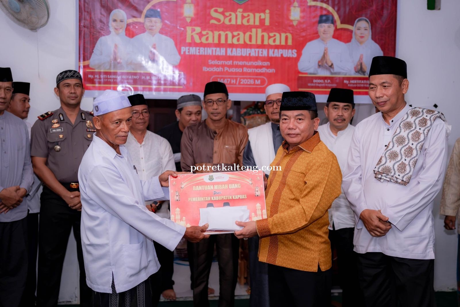 Safari Ramadhan Pemkab Kapuas di Desa Bumi Rahayu, Wiyatno Serahkan Bantuan dan Tinjau Infrastruktur