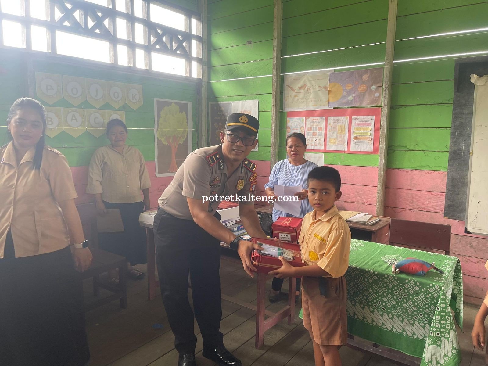 Polri Peduli Pendidikan, Polsek Rungan Beri Bantuan Perlengkapan Sekolah kepada Murid