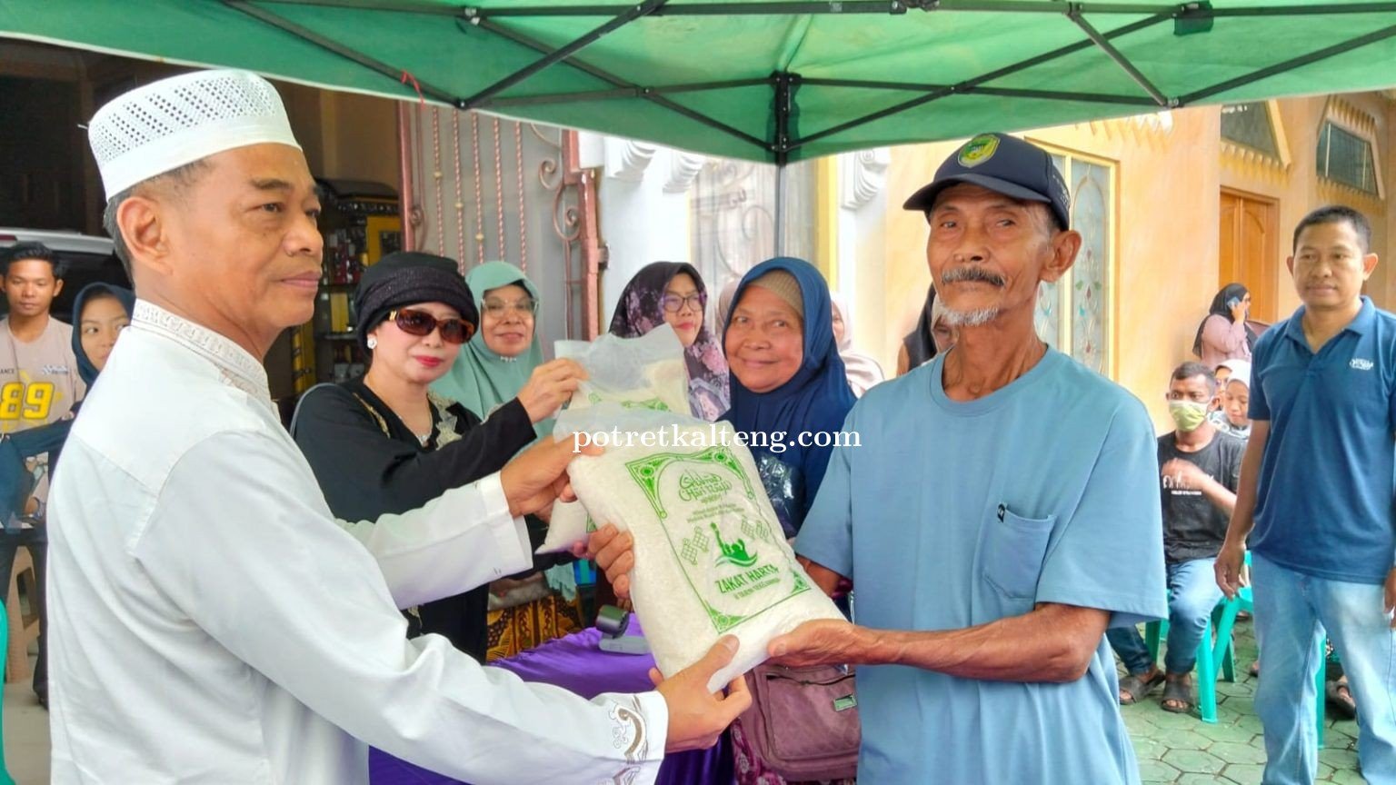 Wujudkan Kepedulian di Bulan Suci, Anggota DPRD Barut H. Tajeri Salurkan 500 Paket Zakat Harta