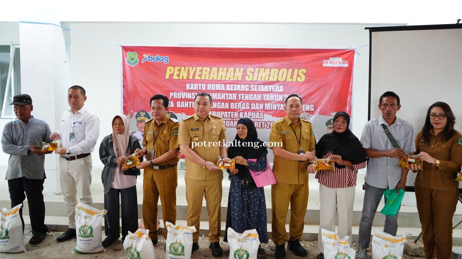 Wakil Bupati Kapuas Bagikan Kartu Huma Betang Sejahtera dan Bantuan Pangan di Kecamatan Selat
