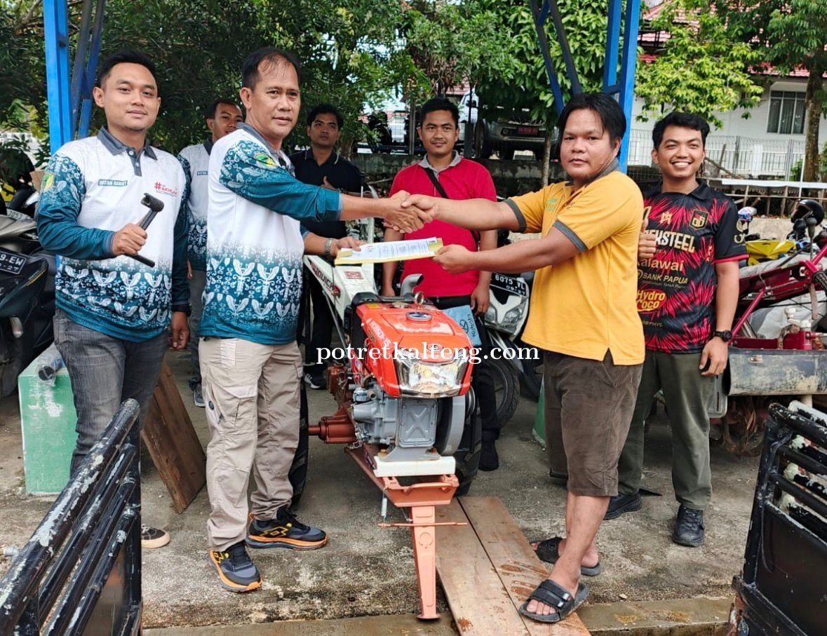 Tingkatkan Produktivitas, Kelompok Tani Ratu Prabu Sei Wahai Terima Bantuan Traktor Dari Dinas Perta