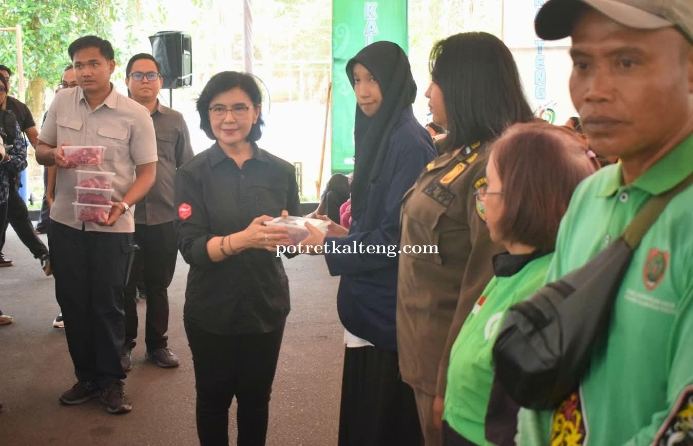 Pj Sekda Kalteng Pimpin Penyaluran Daging Qurban di Istana Isen Mulang