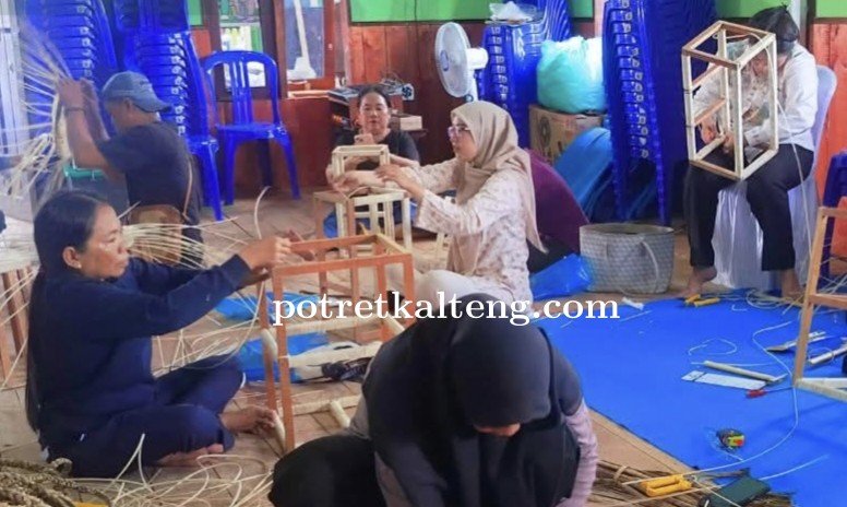Disdagperin Kalteng Gelar Pelatihan Kerajinan Eceng Gondok, Dorong Industri Kreatif Berbasis Potensi