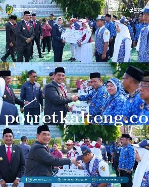 Peringati Hardiknas 2026, Bupati Barito Utara Serahkan Bantuan SIP Pintar Juara dan Sarana Sekolah