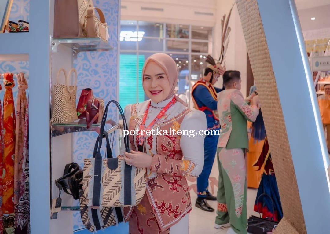 Hj Siti Saniah Wiyatno Ikuti Pembukaan Pameran HUT ke-46 Dekranas di Sulawesi Selatan