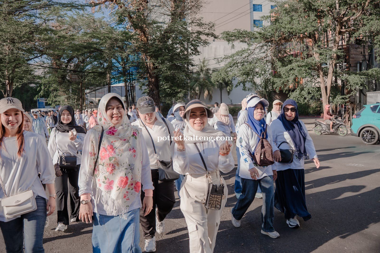 Ketua TP PKK Kapuas Ikuti Jalan Sehat Nasional dan Festival Kuliner di Makassar