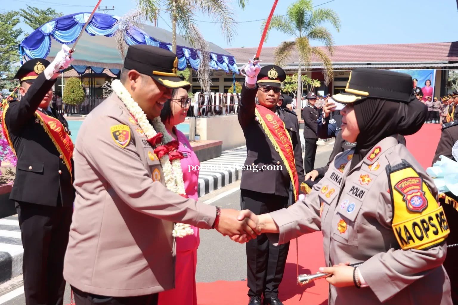 AKBP Rina Perwitasari Resmi Pimpin Kapolres Kapuas, Disambut Prosesi Adat Tetek Pantan