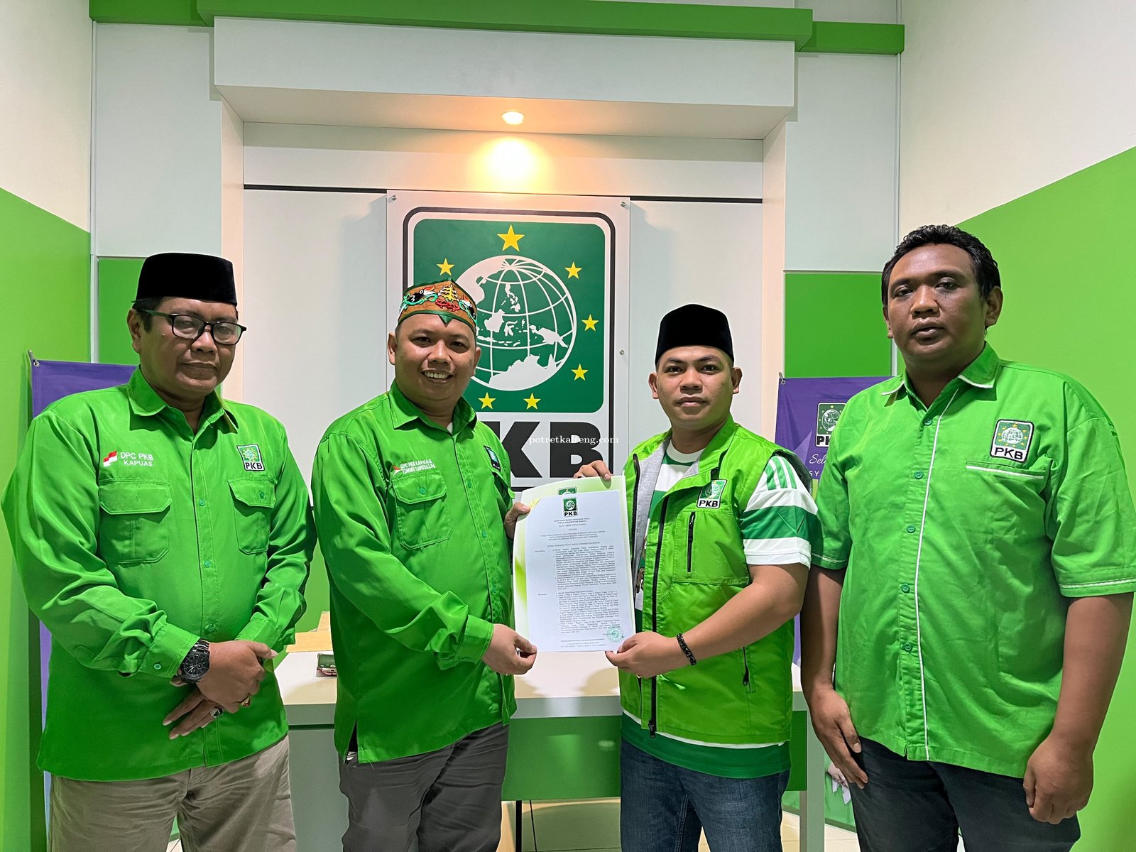 Tommy Saputra Nahkodai DPC PKB Kapuas, SK Kepengurusan Resmi Diserahkan