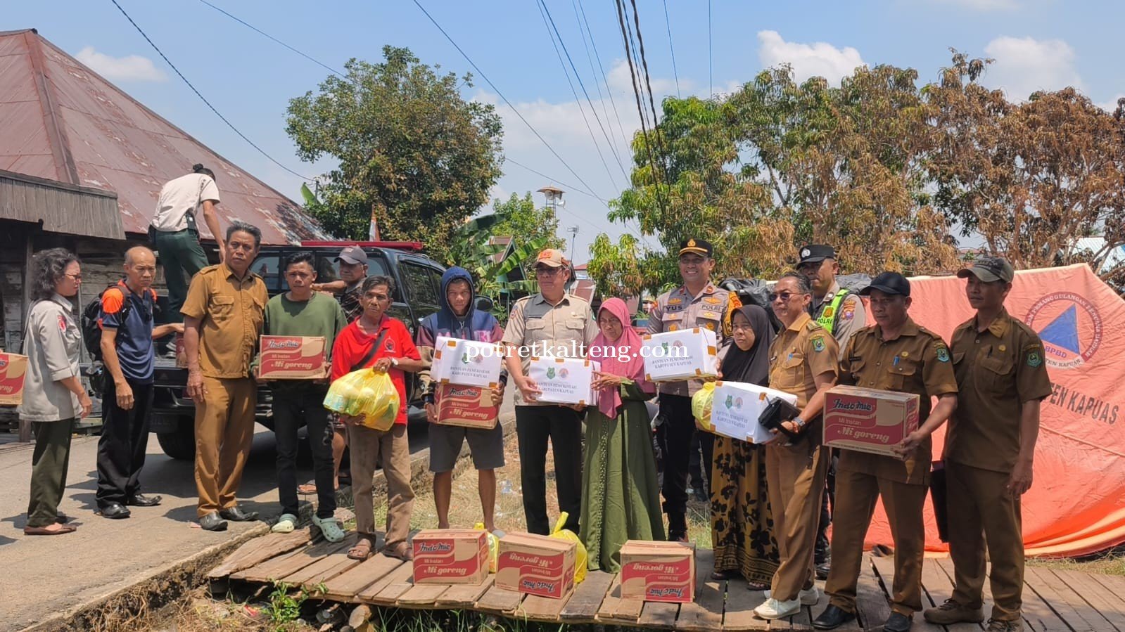 Kebakaran Lahap Enam Rumah dan Sejumlah Bangunan di Palingkau Lama, BPBD Kapuas Salurkan Bantuan