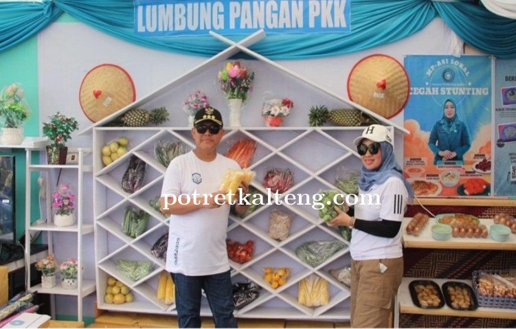 Kunjungan Pj Bupati Barsel Bersama Ketua TP PKK ke Beberapa Stand PD