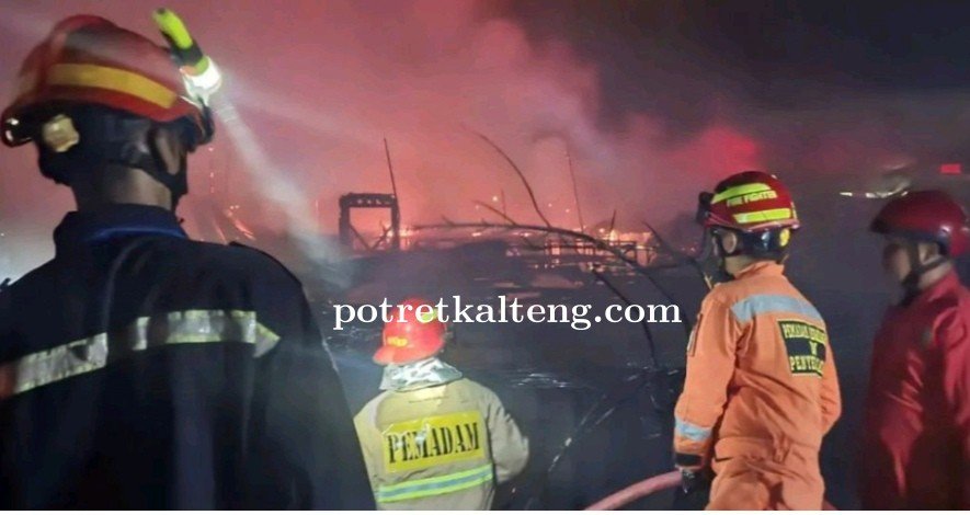 Damkar Padamkan Kebakaran Hebat di Jalan Mendawai, Warga Terkesiap