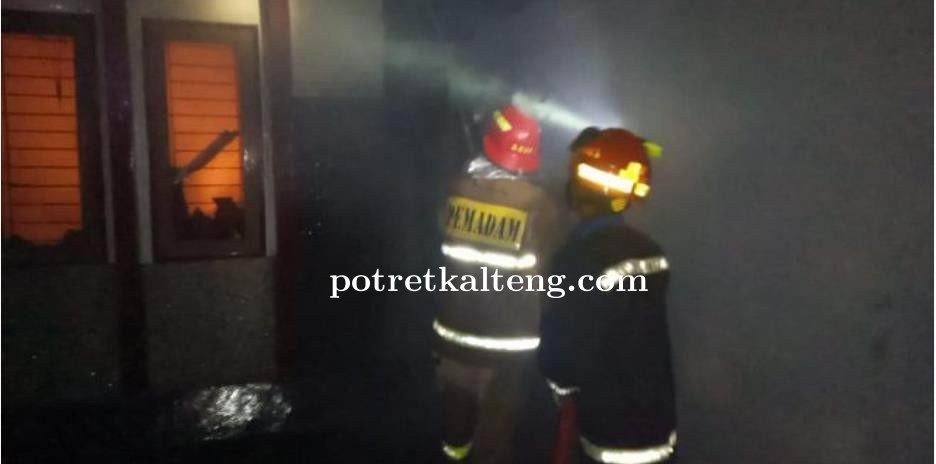 Tim Damkar Palangka Raya Berhasil Kendalikan Kebakaran di Rumah Kosong, Kerugian Capai Ratusan