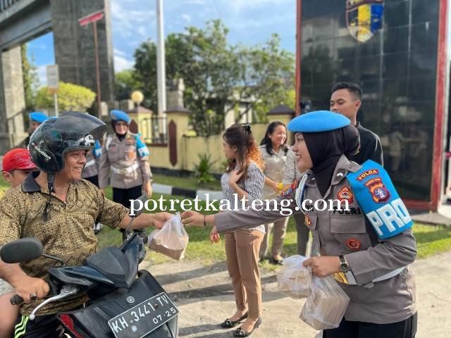 Momentum Bulan Ramadan, Bidpropam Polda Kalteng Bagikan Takjil Gratis Kepada Pengendara