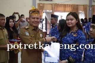 Bupati Gumas Serahkan SK CPNS dan Beri Pesan untuk Para Peserta CPNS