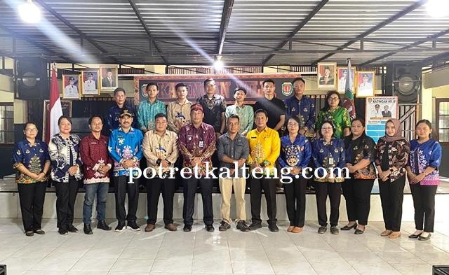 Keterangan Gambar : Camat Katingan Hilir, Dony Merianto Bersama Para Kepala Desa, Lurah Dan Konsulta