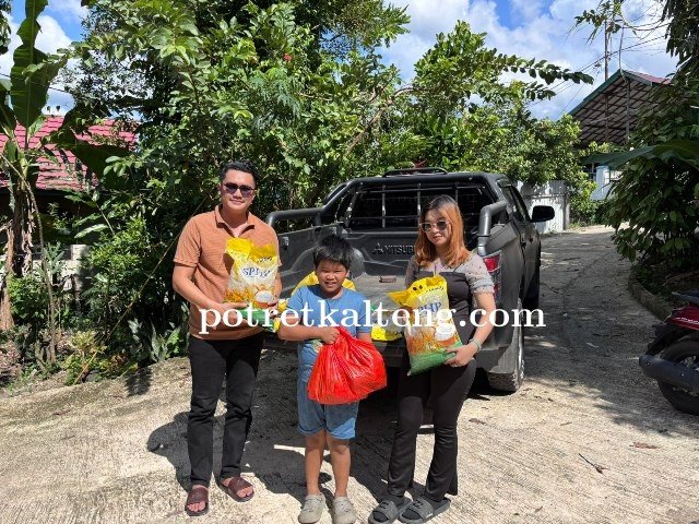 Enrico Tulis Salurkan Bantuan Sembako dari Muhammad Syauqie untuk Masyarakat Barito Utara