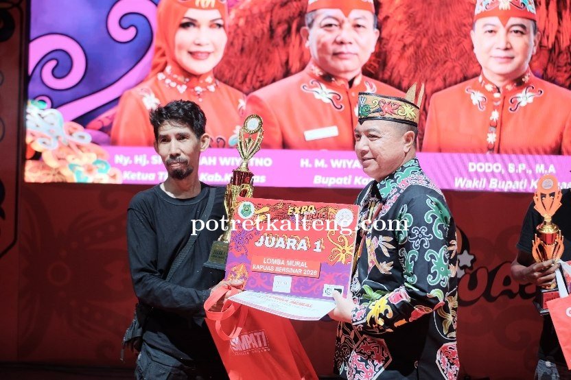 Apresiasi Karya Seni, Wakil Bupati Kapuas Serahkan Hadiah Pemenang Lomba Mural di Stadion Panunjung