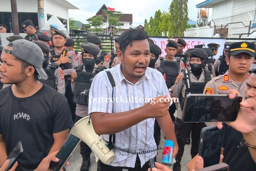 Segel Kantor Pertamina, Massa Tuntut Transparansi Krisis BBM di Palangka Raya