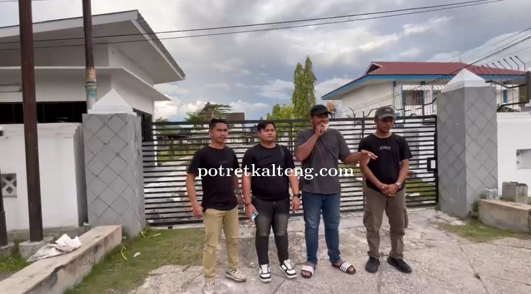 Protes Distribusi BBM, Aliansi Masyarakat Kalteng Bergerak Lepas Liar Kodok di Kantor Pertamina