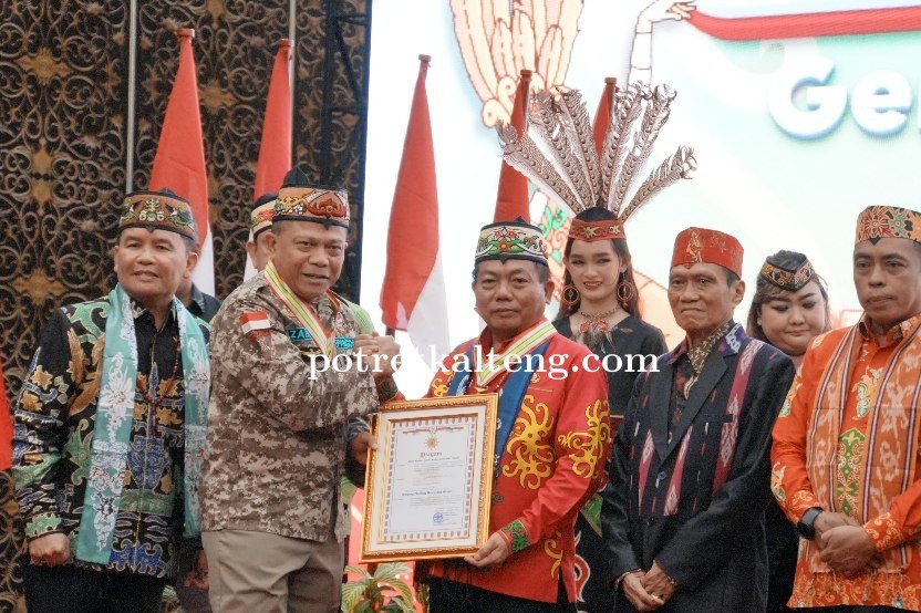 Bupati Kapuas Raih Medali Kehormatan Gerdayak Indonesia pada HUT ke-16