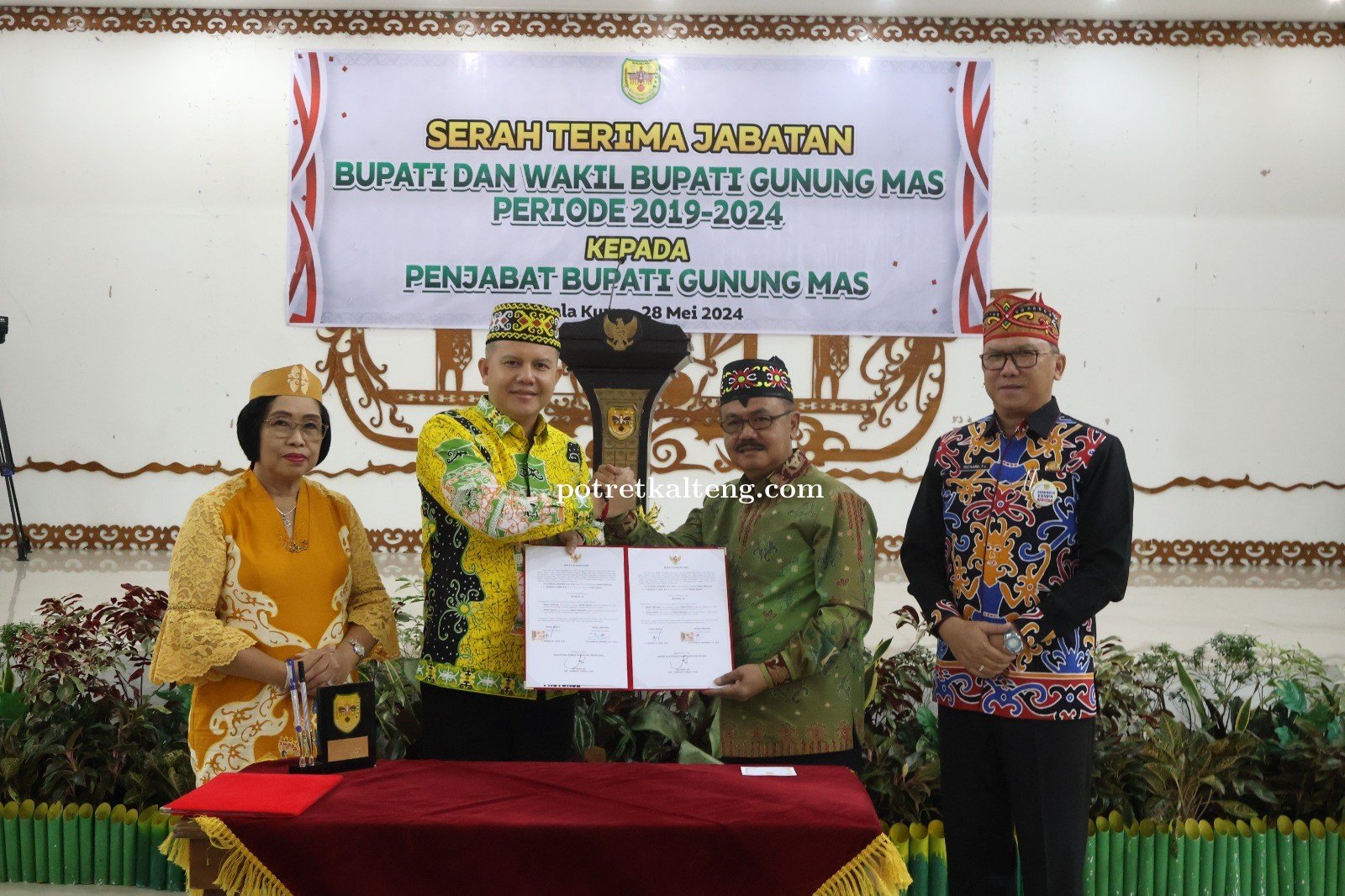 Sertijab Bupati Gunung Mas Jaya Samaya Monong kepada Herson B. Aden