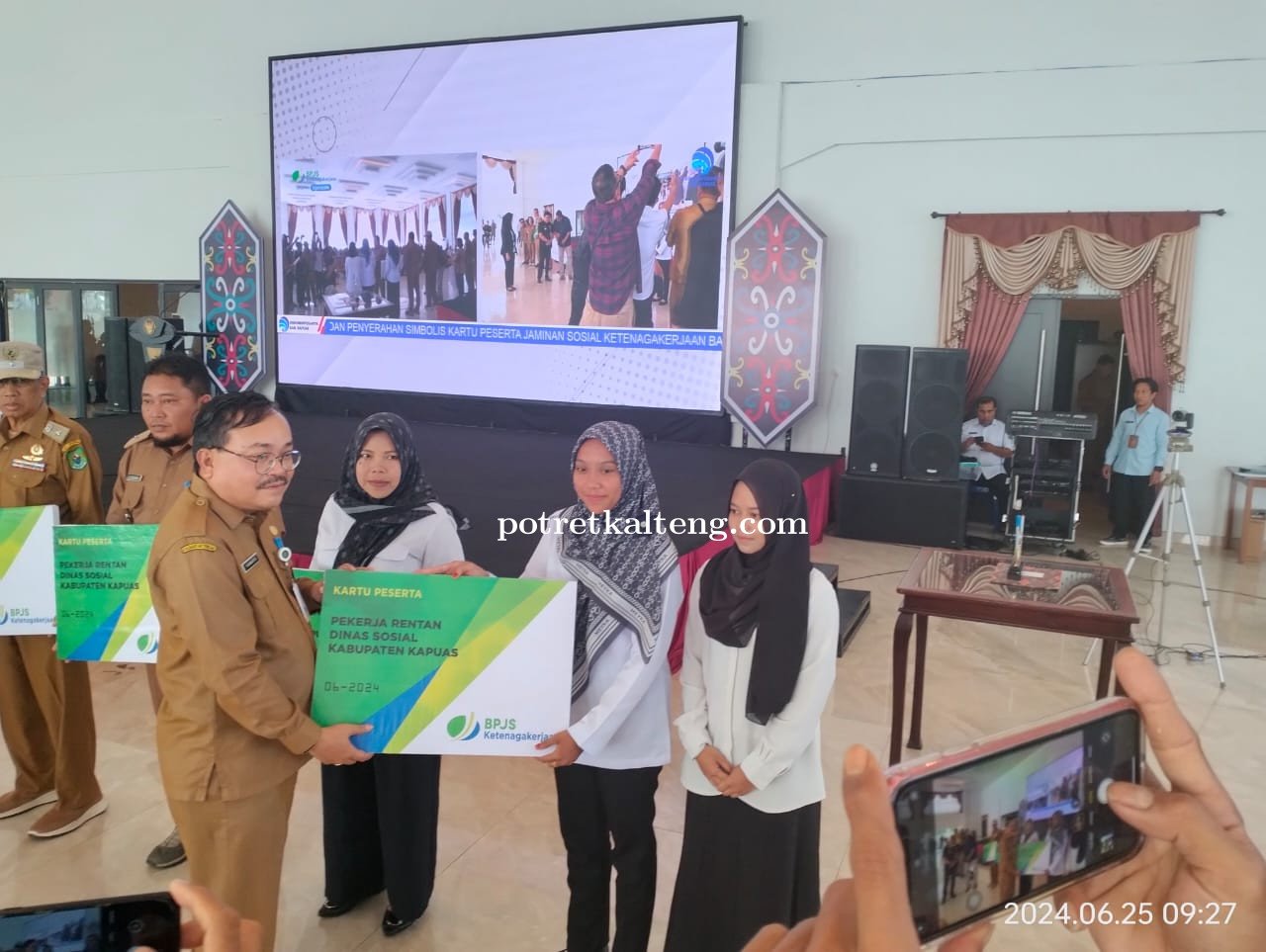 Sebanyak 12.794 Kartu BPJS Pekerja Rentan di Kabupaten Kapuas Diserahkan Pemkab Kapuas