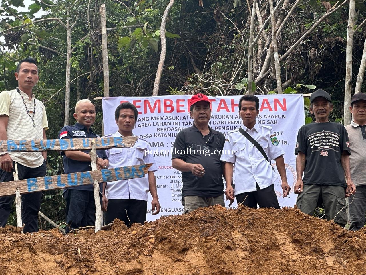 Tegas ! Adv Ajung TH L Suan SH dan Adv Fridking Irawan SH, Pasang Spanduk Peringatan di Tanah Salu