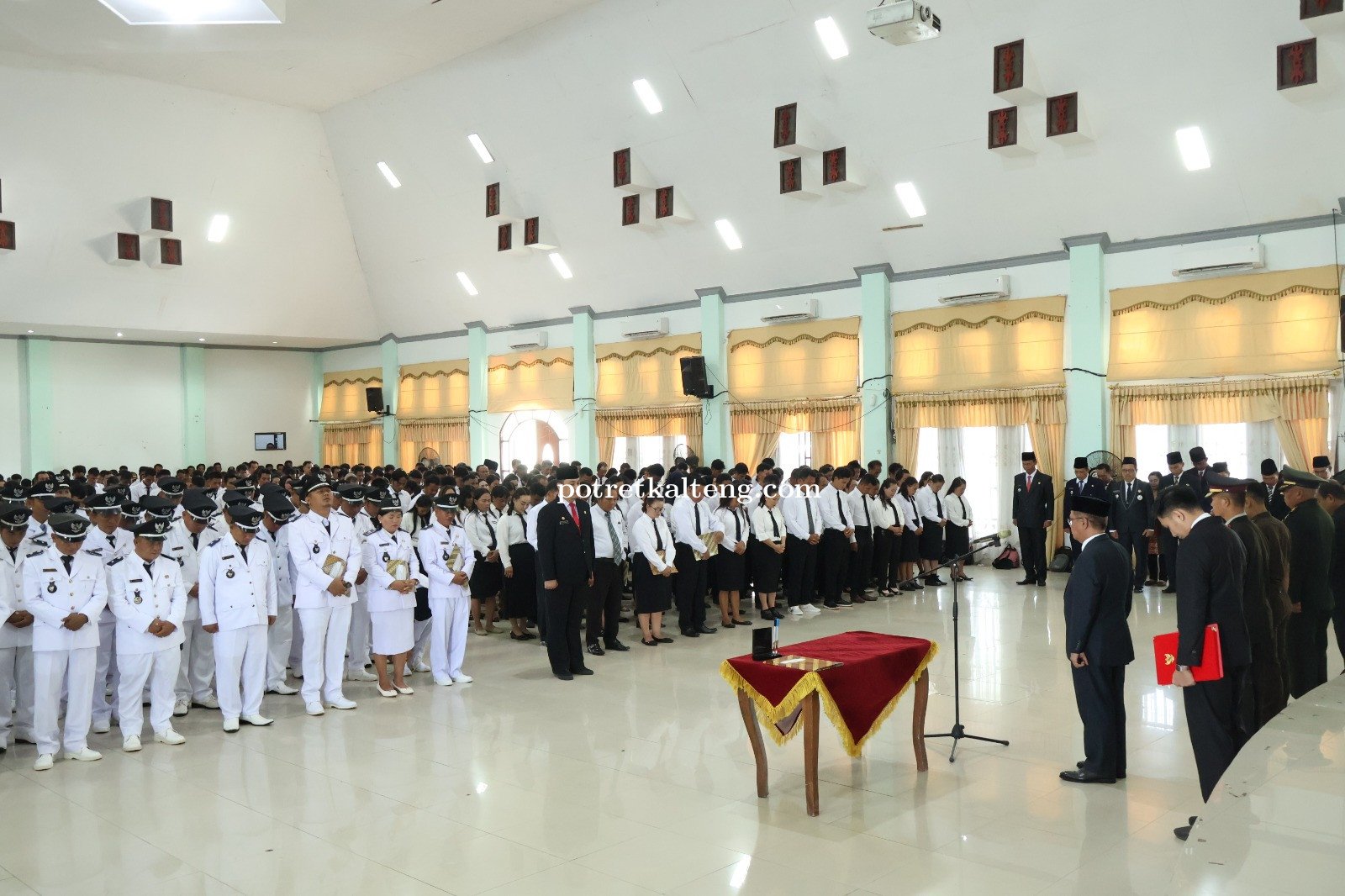 Pj Bupati Gunung Mas Kukuhkan 101 Kades dan Serahkan 567 SK BPD
