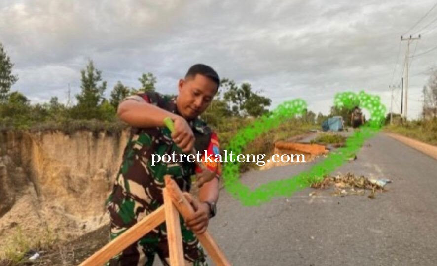 Curah Hujan Tinggi Sebabkan Longsor di Pujon-Jangkang, Dinas PUPRPKP dan Babinsa Lakukan Tindakan Ce