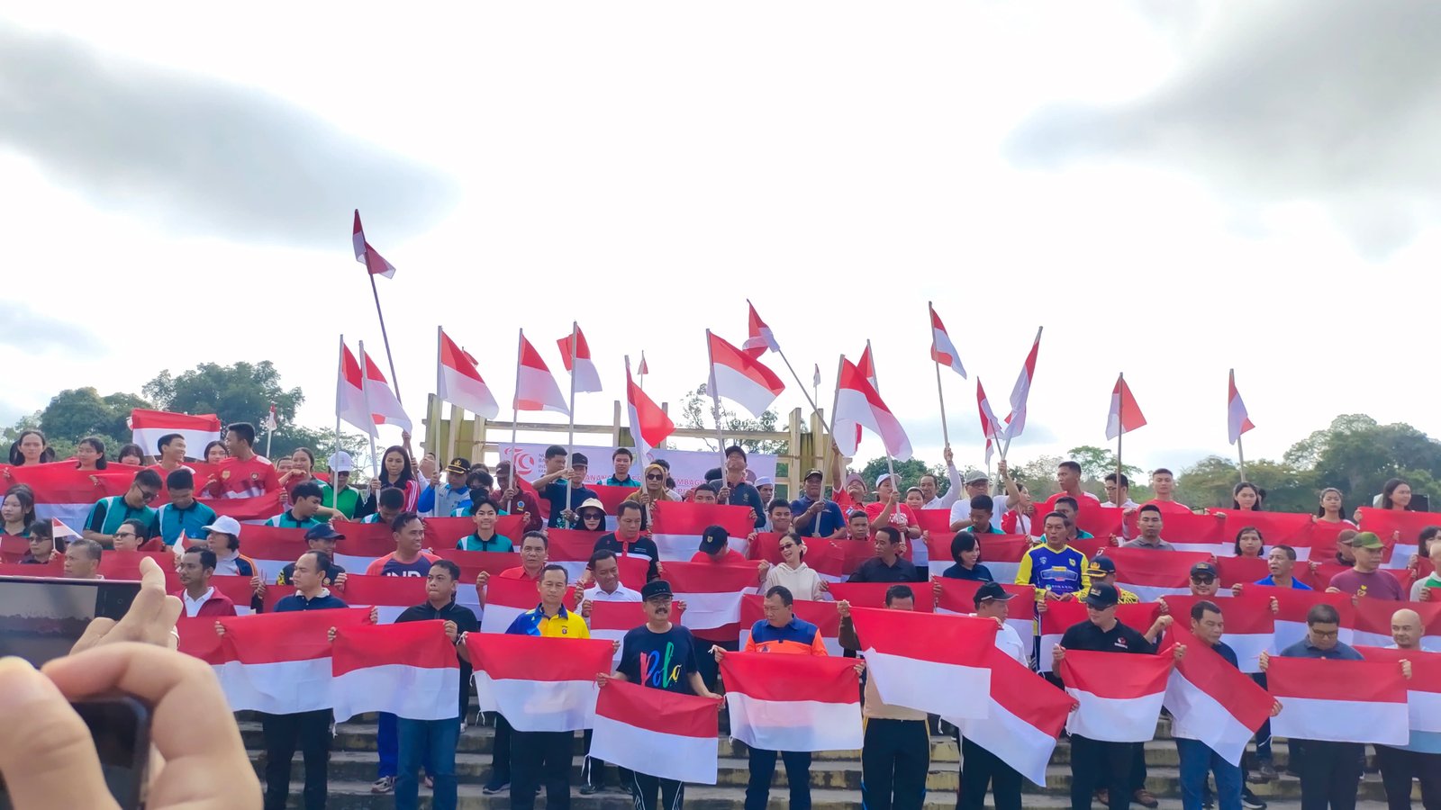 Pemkab Gunung Mas Gelar Kegiatan Gerakan Pembagian Bendera Merah Putih