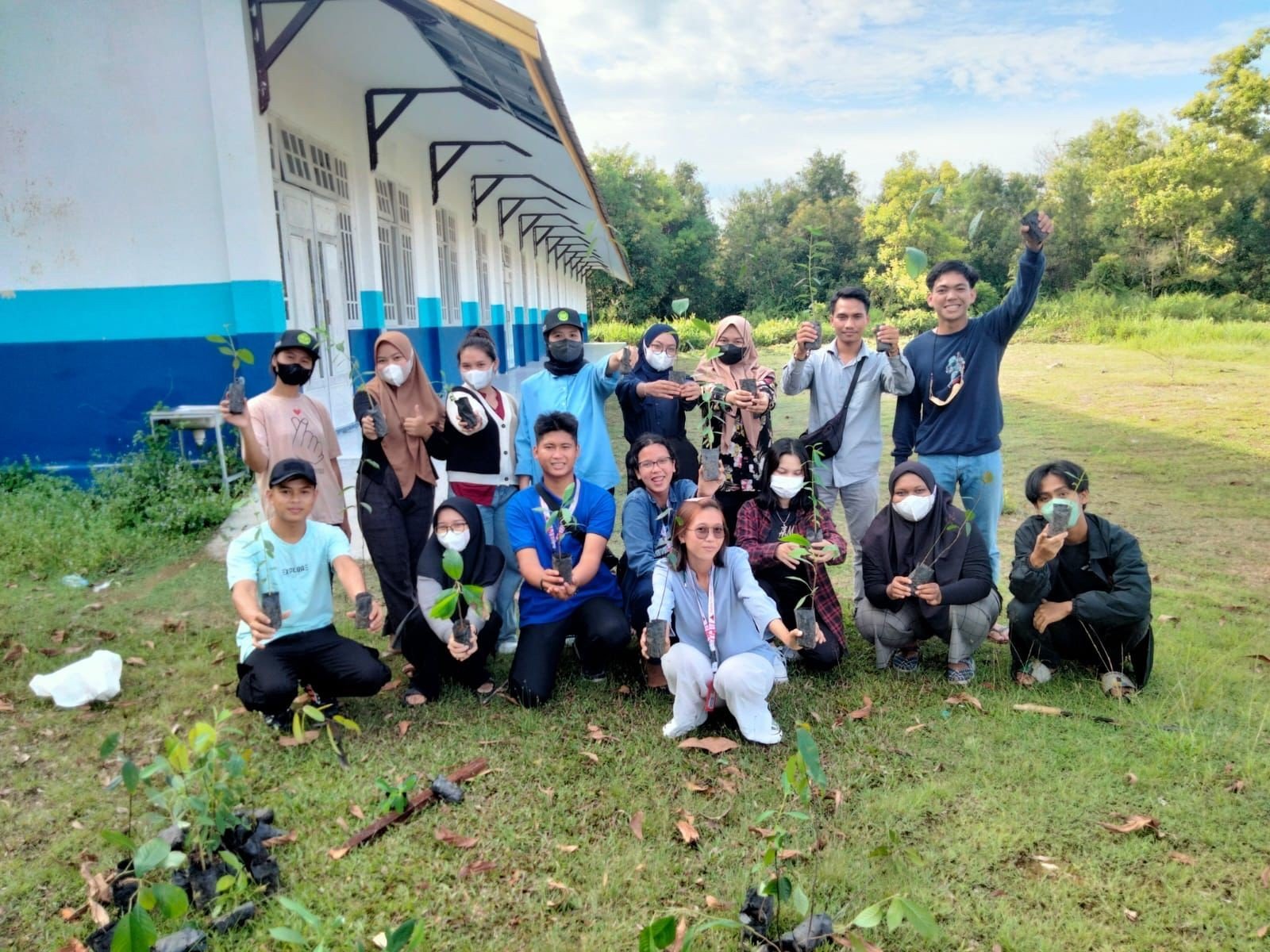 Peringati Hari Hutan Sedunia, Mahasiswa Hukum FH UPR Tanam Puluhan Bibit Pohon